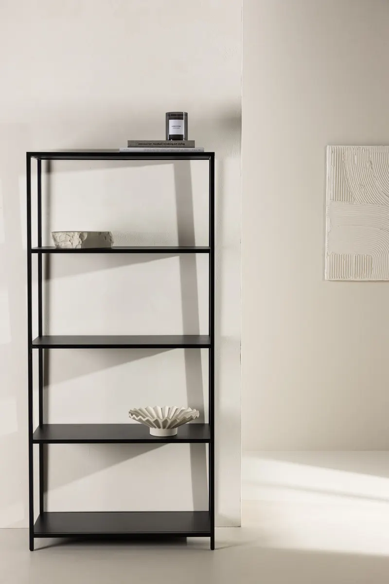 Montevideo Bücherregal aus schwarzem Metall, im Wohnraum, Ansicht 1