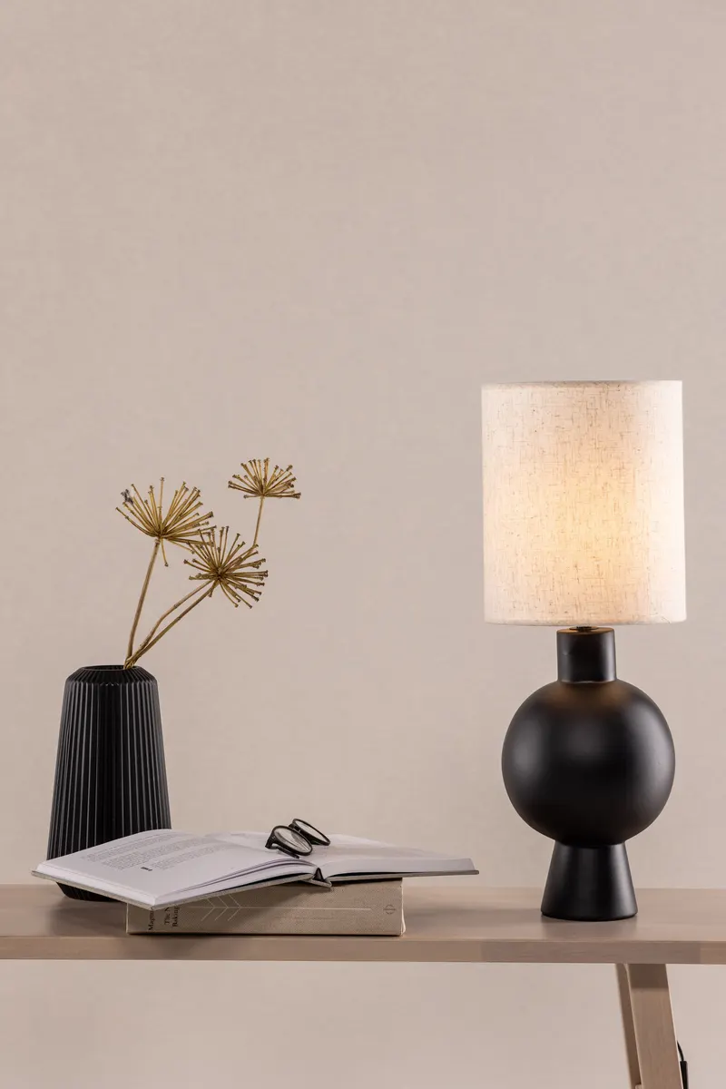 Mysterna Tischlampe mit rundem Betonfuß, im Wohnraum, Ansicht 3