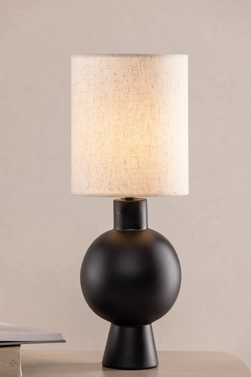 Mysterna Tischlampe mit rundem Betonfuß, im Wohnraum, Ansicht 4