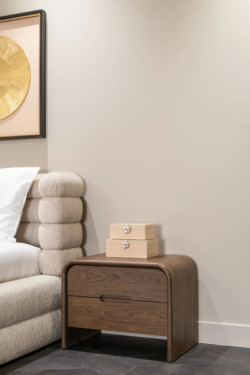 Nachttisch Bedford, Braun von Richmond Interiors, Wohnbeispiel 7, im Wohnraum