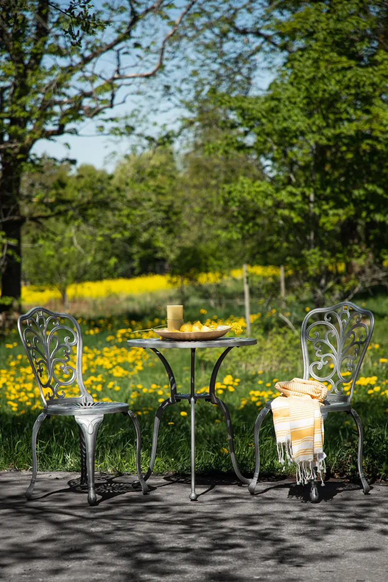 Nandin Balkonmöbel-Set mit rundem Tisch und zwei Stühlen, im Wohnraum, Ansicht 1