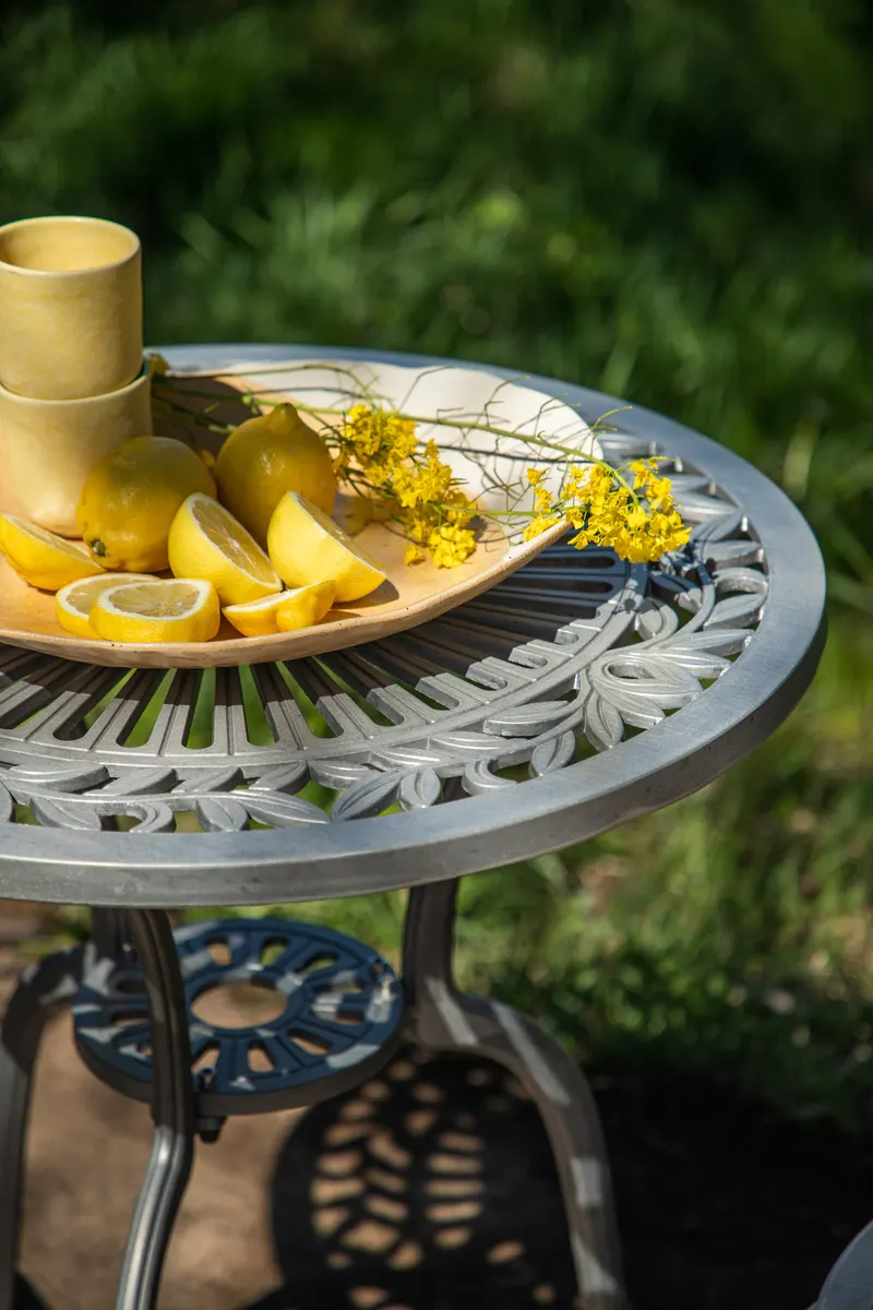 Nandin Balkonmöbel-Set mit rundem Tisch und zwei Stühlen, im Wohnraum, Ansicht 2