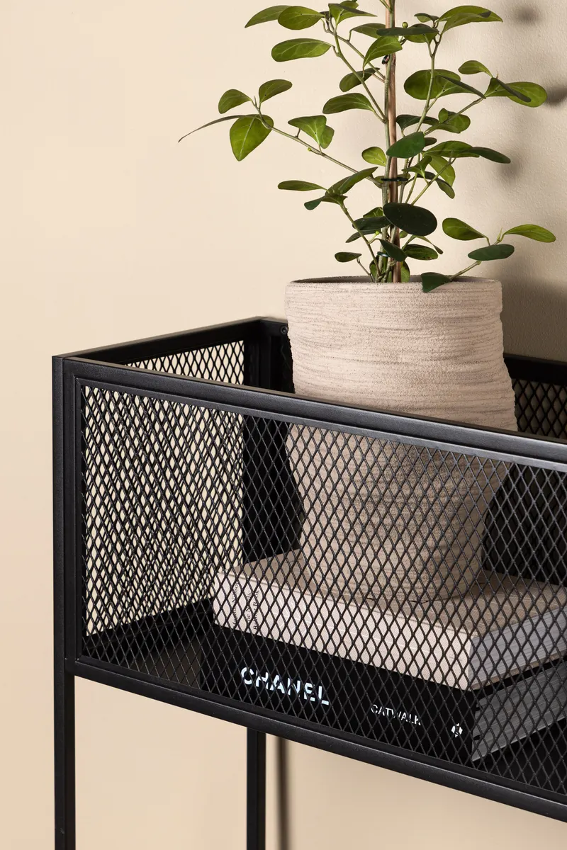 Netz Regal mit Gitterablage auf schlanken Beinen in Schwarz mit Blumenmuster, Gestell Schwarz, im Wohnraum, Ansicht 3