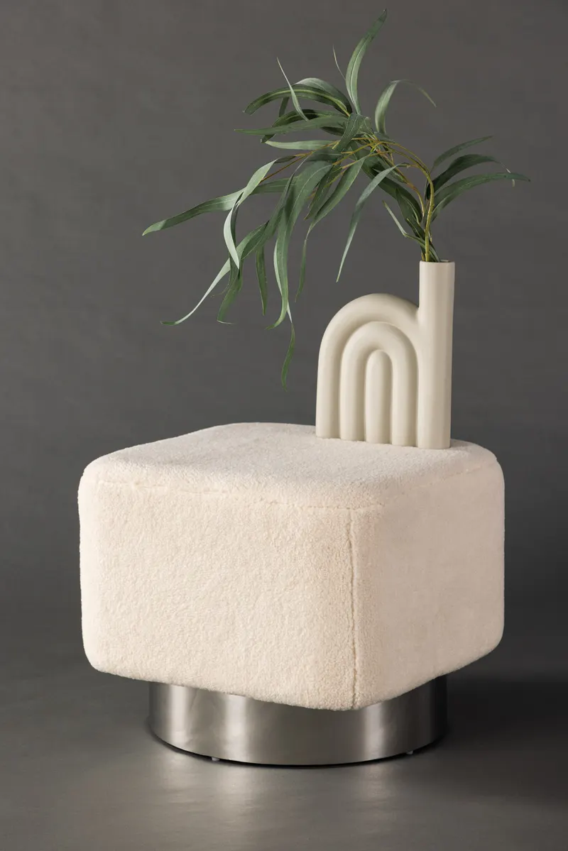 Newton Hocker mit silbernem Stahlsockel in Cremeweiß, Gestell Silber, Polyester, im Wohnraum, Ansicht 1