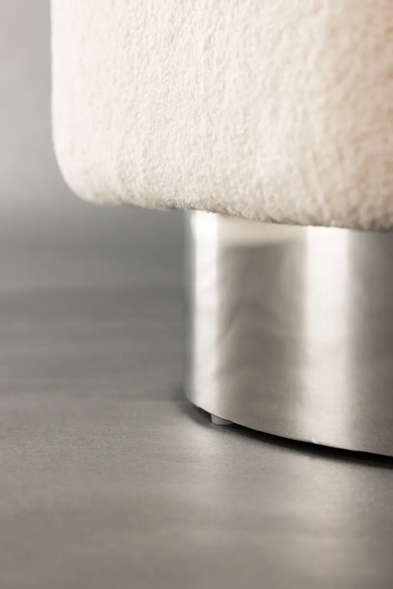 Newton Hocker mit silbernem Stahlsockel in Cremeweiß, Gestell Silber, Polyester, im Wohnraum, Ansicht 3