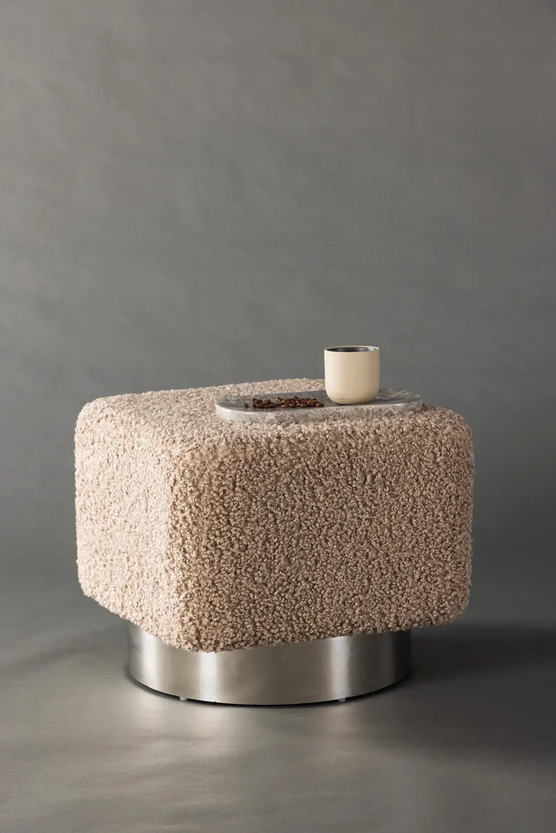 Newton Hocker mit silbernem Stahlsockel in Braun, Gestell Silber, Polyester-Teddystoff, im Wohnraum, Ansicht 1