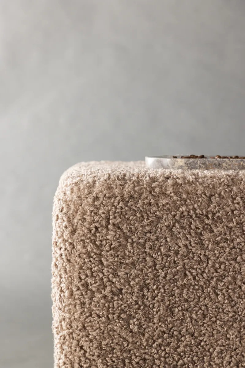 Newton Hocker mit silbernem Stahlsockel in Braun, Gestell Silber, Polyester-Teddystoff, im Wohnraum, Ansicht 2
