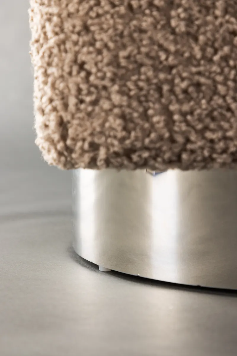 Newton Hocker mit silbernem Stahlsockel in Braun, Gestell Silber, Polyester-Teddystoff, im Wohnraum, Ansicht 3