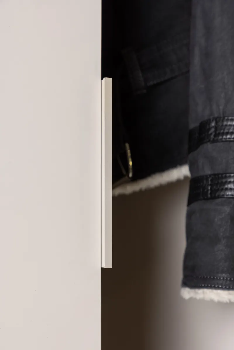 Nice schmaler Kleiderschrank mit zwei Türen, im Wohnraum, Ansicht 3