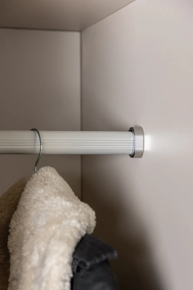 Nice schmaler Kleiderschrank mit zwei Türen, im Wohnraum, Ansicht 4
