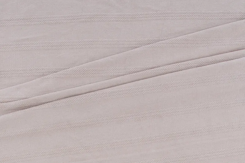 Nico handgewebter Baumwollteppich mit Fransen in 300 × 200 cm, Beige, im Wohnraum, Ansicht 1