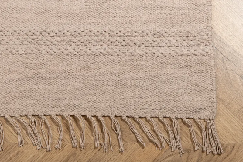 Nico handgewebter Baumwollteppich mit Fransen in 300 × 200 cm, Beige, im Wohnraum, Ansicht 4