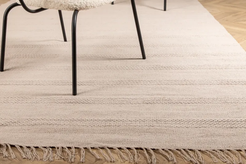 Nico handgewebter Baumwollteppich mit Fransen in 300 × 200 cm, Beige, im Wohnraum, Ansicht 5