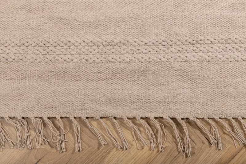 Nico handgewebter Baumwollteppich mit Fransen in 300 × 200 cm, Beige, im Wohnraum, Ansicht 6