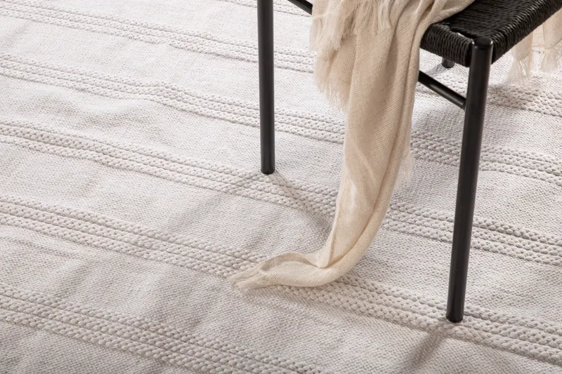 Nico handgewebter Baumwollteppich mit Fransen in 230 × 160 cm, Cremeweiß, im Wohnraum, Ansicht 8
