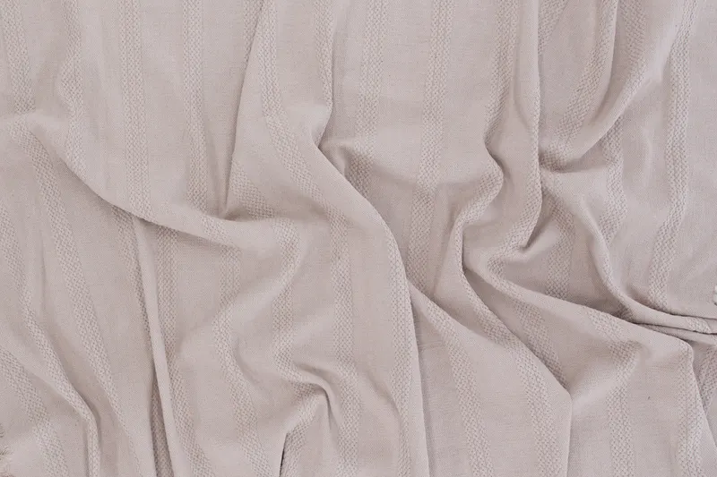 Nico handgewebter Baumwollteppich mit Fransen in 230 × 160 cm, Beige, im Wohnraum, Ansicht 1