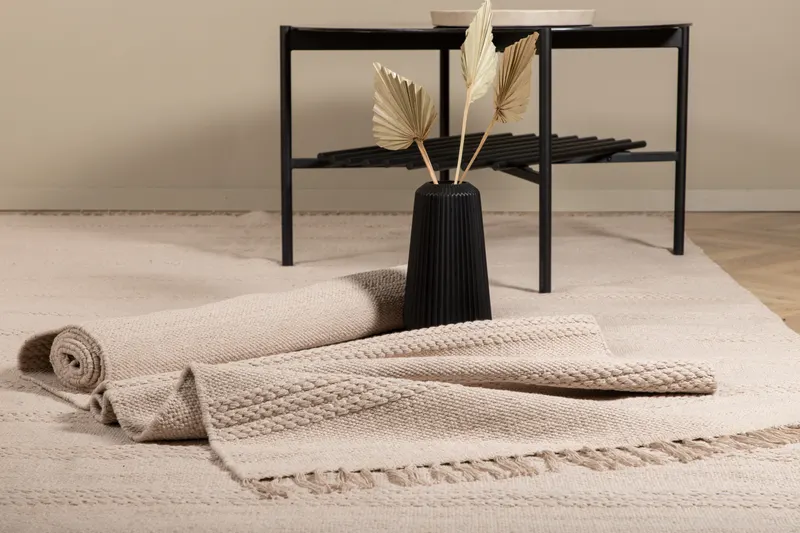 Nico handgewebter Baumwollteppich mit Fransen in 230 × 160 cm, Beige, im Wohnraum, Ansicht 7