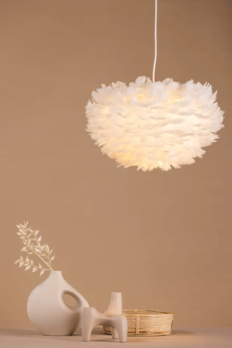 Nicola Hängelampe mit Federschirm in 45 × 25 × 45 cm, Weiß, im Wohnraum, Ansicht 2