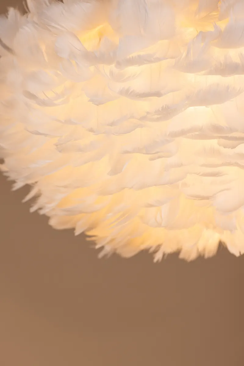 Nicola Hängelampe mit Federschirm in 45 × 25 × 45 cm, Weiß, im Wohnraum, Ansicht 3