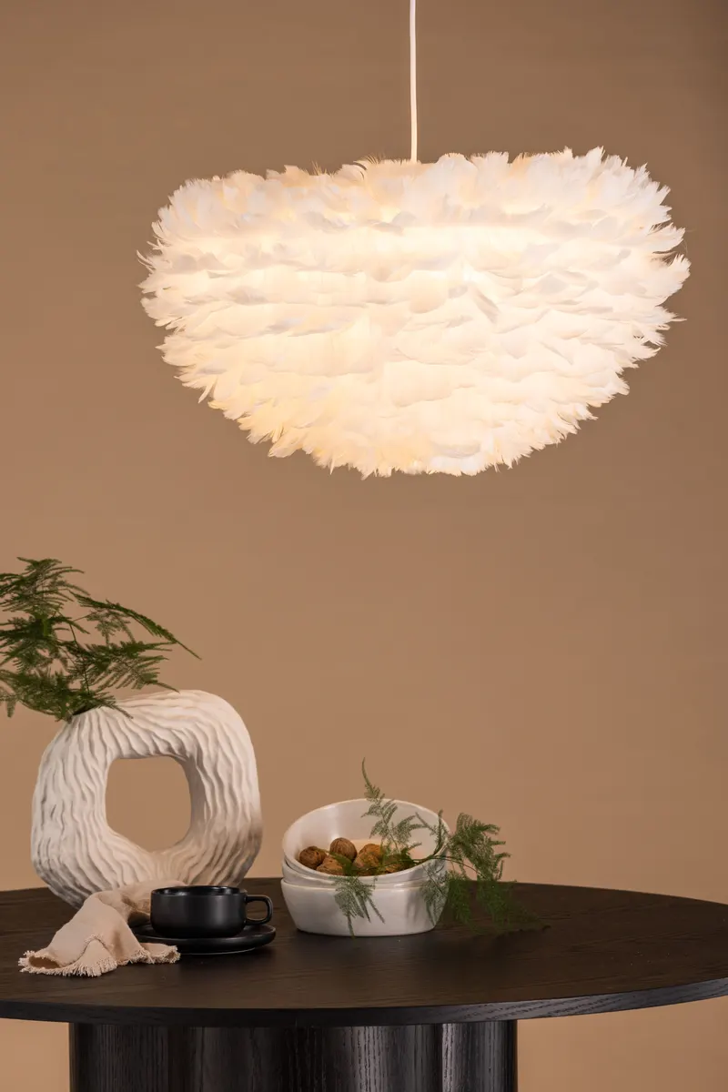 Nicola Hängelampe mit Federschirm in 60 × 30 × 60 cm, Weiß, im Wohnraum, Ansicht 2