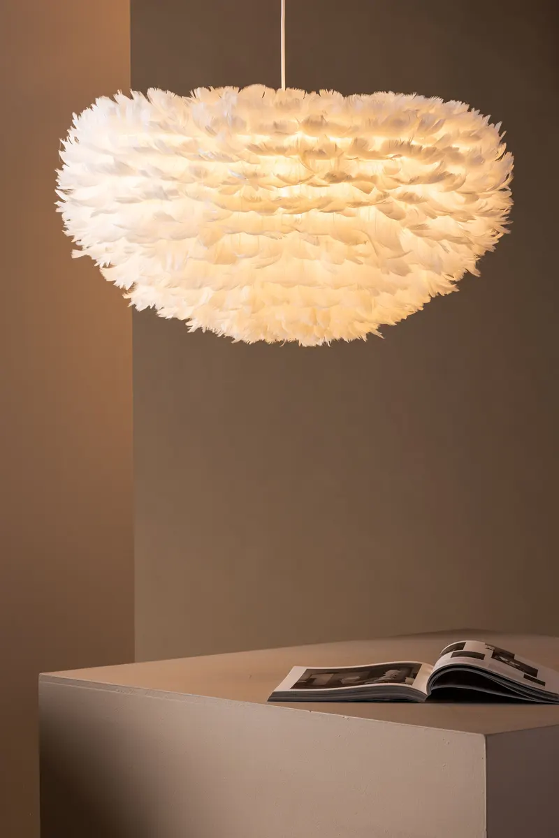 Nicola Hängelampe mit Federschirm in 75 × 36 × 75 cm, Weiß, im Wohnraum, Ansicht 2