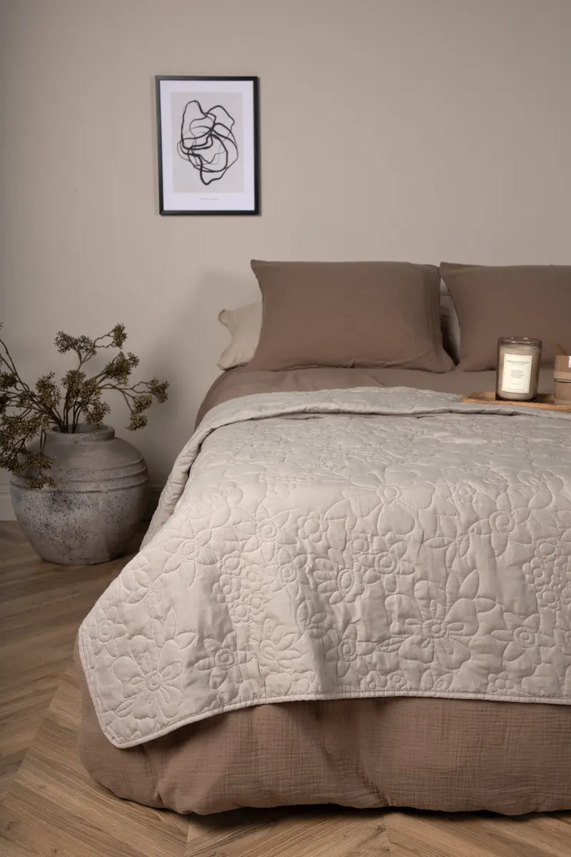 Niki Tagesdecke mit Blumenmuster aus Ziernähten in 150 × 250 cm, Beige, im Wohnraum, Ansicht 1