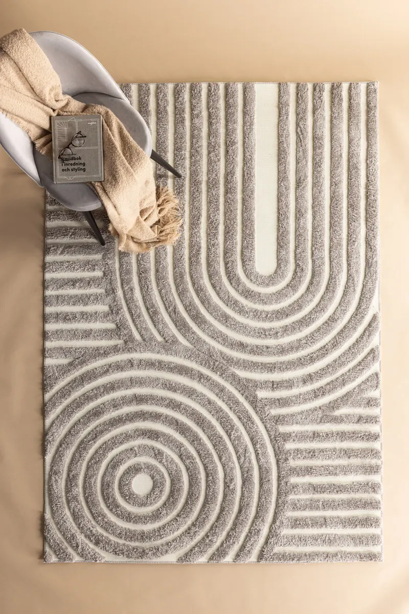 Nikita Teppich mit Kreis- und Bogenmuster in 290 × 200 cm, Grau, im Wohnraum, Ansicht 1