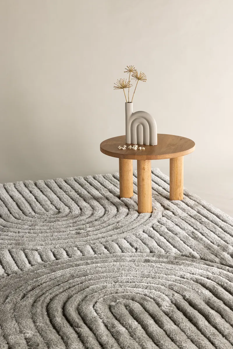 Niklas Teppich mit Relief aus Rillen und Bögen in 290 × 200 cm, Beige, im Wohnraum, Ansicht 1