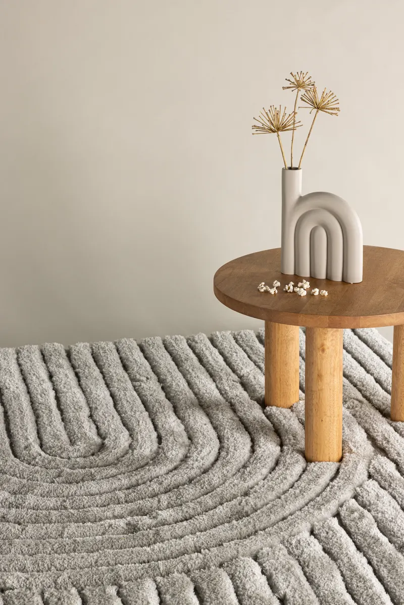 Niklas Teppich mit Relief aus Rillen und Bögen in 290 × 200 cm, Beige, im Wohnraum, Ansicht 2