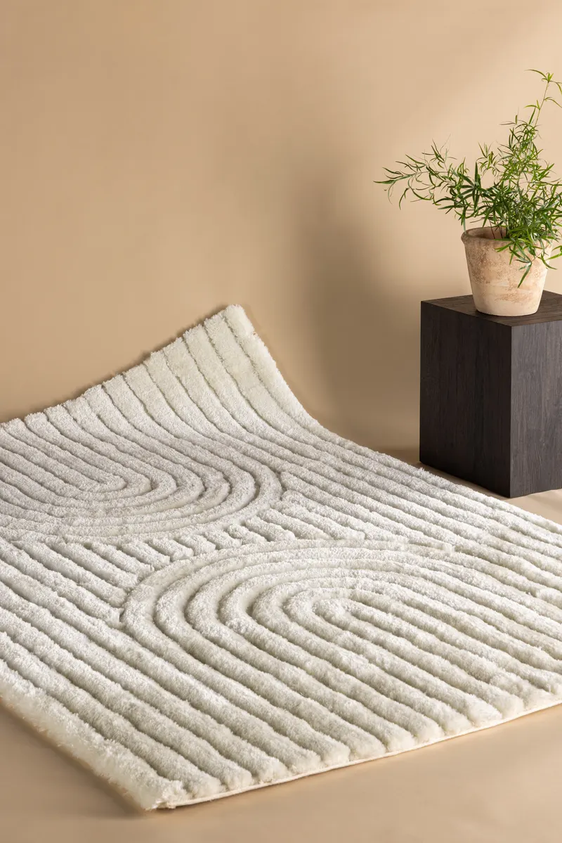 Niklas Teppich mit Relief aus Rillen und Bögen in 230 × 160 cm, Weiß, im Wohnraum, Ansicht 1