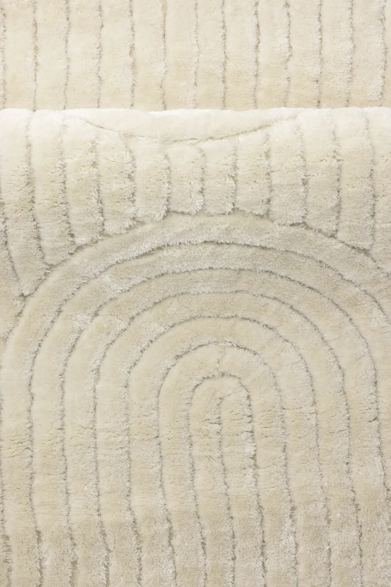 Niklas Teppich mit Relief aus Rillen und Bögen in 230 × 160 cm, Weiß, im Wohnraum, Ansicht 3