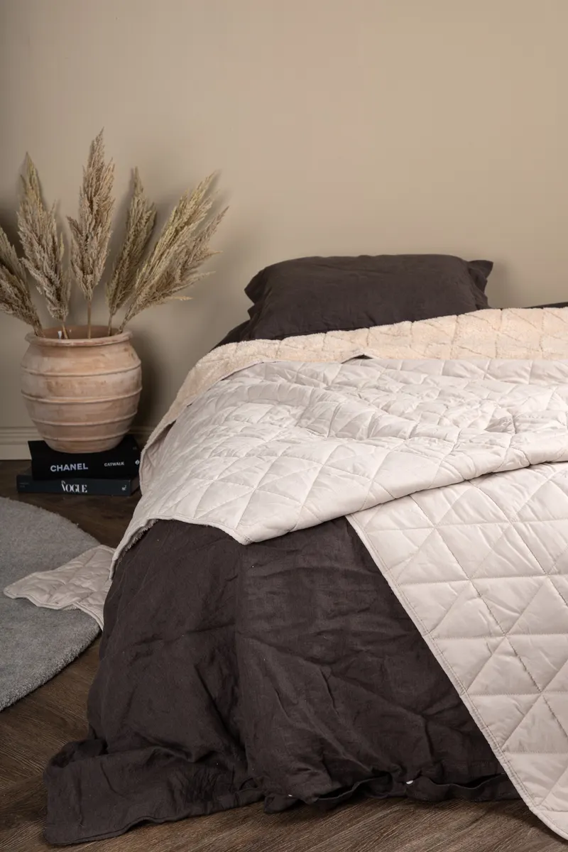 Nilla Wende-Tagesdecke mit Steppseite und Sherpa-Seite in 150 × 250 cm, Beige, im Wohnraum, Ansicht 1