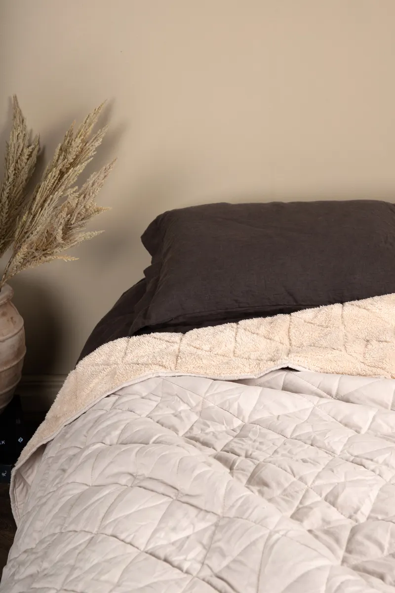 Nilla Wende-Tagesdecke mit Steppseite und Sherpa-Seite in 150 × 250 cm, Beige, im Wohnraum, Ansicht 2