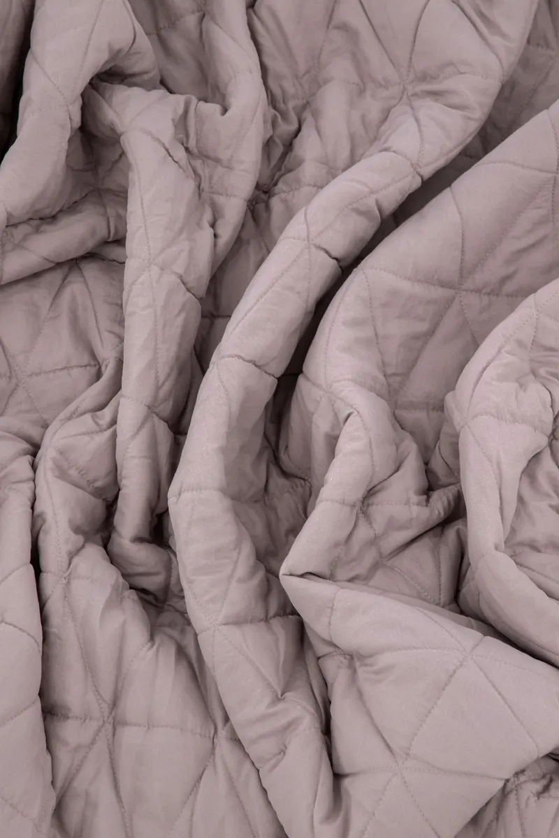 Nilla Wende-Tagesdecke mit Steppseite und Sherpa-Seite in 180 × 260 cm, Altrosa, im Wohnraum, Ansicht 2