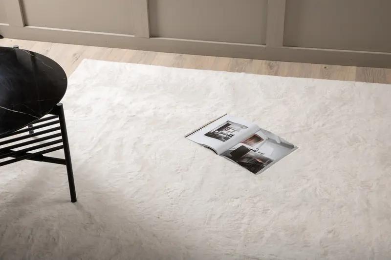 Nina Teppich rechteckig mit Schimmer in 230 × 160 cm, Weiß, im Wohnraum, Ansicht 2