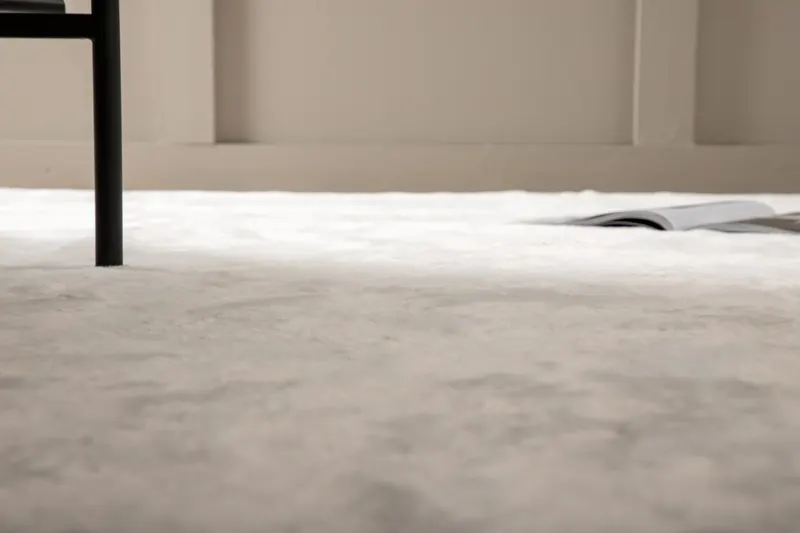 Nina Teppich rechteckig mit Schimmer in 230 × 160 cm, Weiß, im Wohnraum, Ansicht 6
