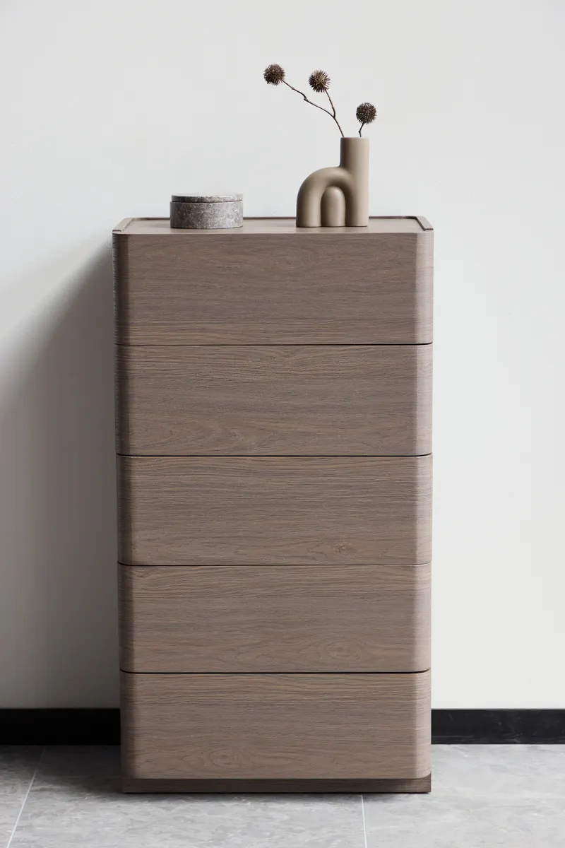 Noble Kommode mit gerundeten Seitenkanten in 35 × 100 × 55 cm, Mokka, im Wohnraum, Ansicht 1