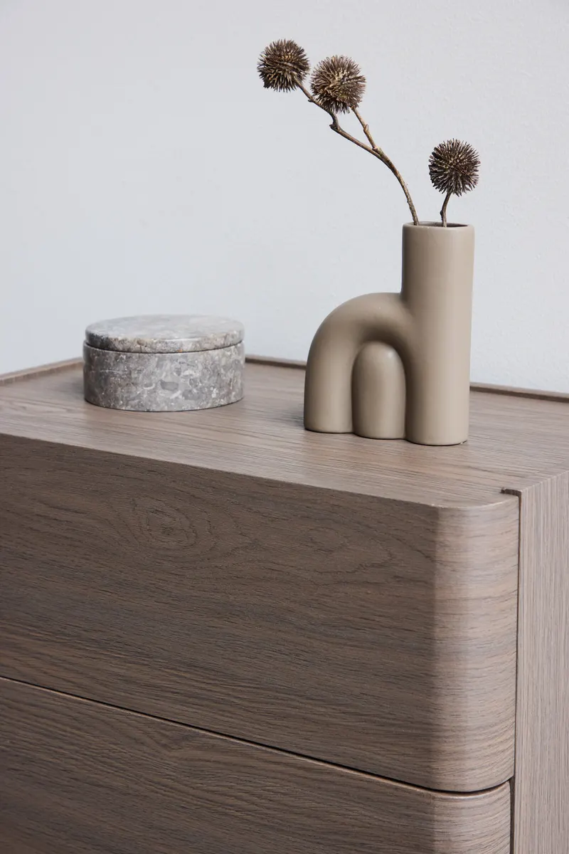 Noble Kommode mit gerundeten Seitenkanten in 35 × 100 × 55 cm, Mokka, im Wohnraum, Ansicht 3