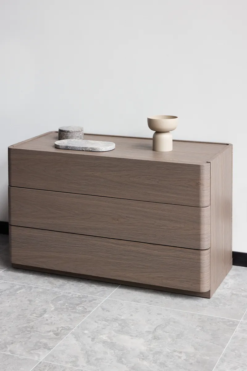 Noble Kommode mit gerundeten Seitenkanten in 48 × 60 × 100 cm, Mokka, im Wohnraum, Ansicht 2