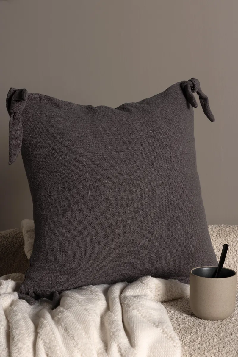Nora Kissenbezug mit geknoteten Zierbändern an den Ecken in 40 × 40 cm, Dunkelgrau, im Wohnraum, Ansicht 2