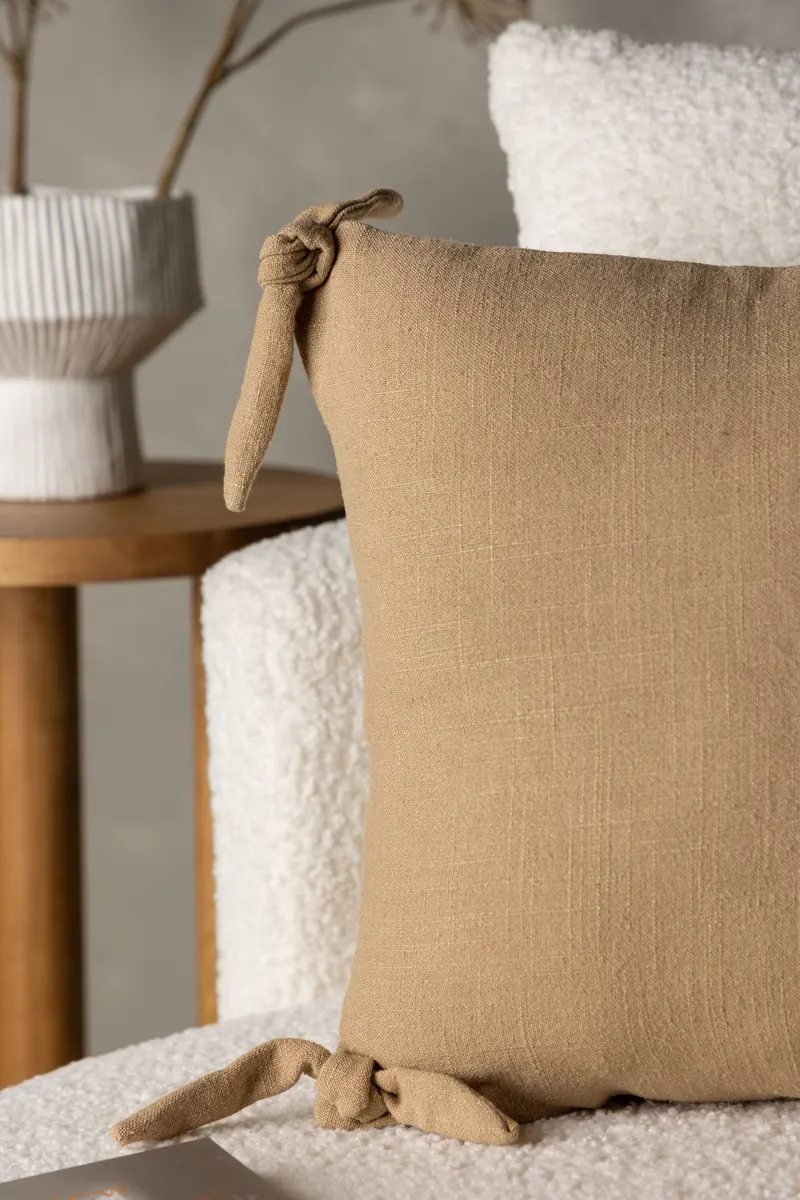 Nora Kissenbezug mit geknoteten Zierbändern an den Ecken in 40 × 40 cm, Braun, im Wohnraum, Ansicht 2