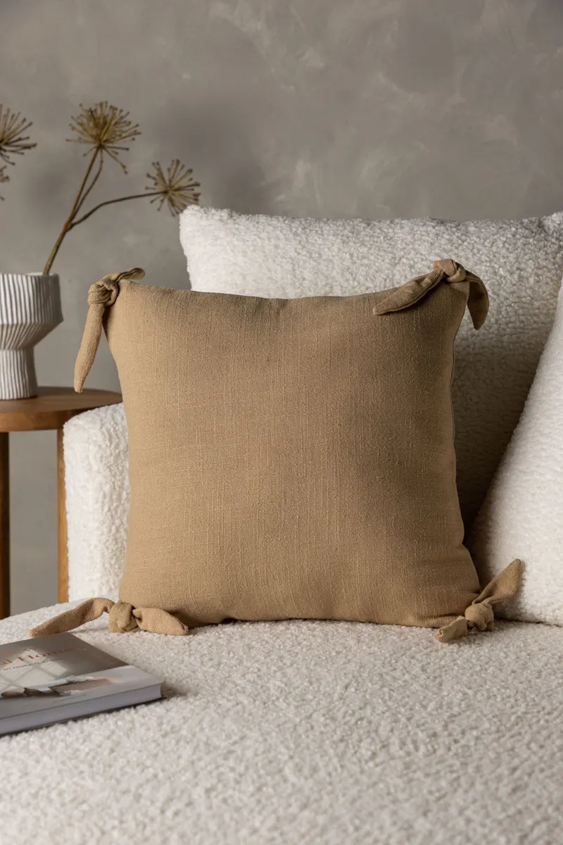 Nora Kissenbezug mit geknoteten Zierbändern an den Ecken in 40 × 40 cm, Braun, im Wohnraum, Ansicht 3