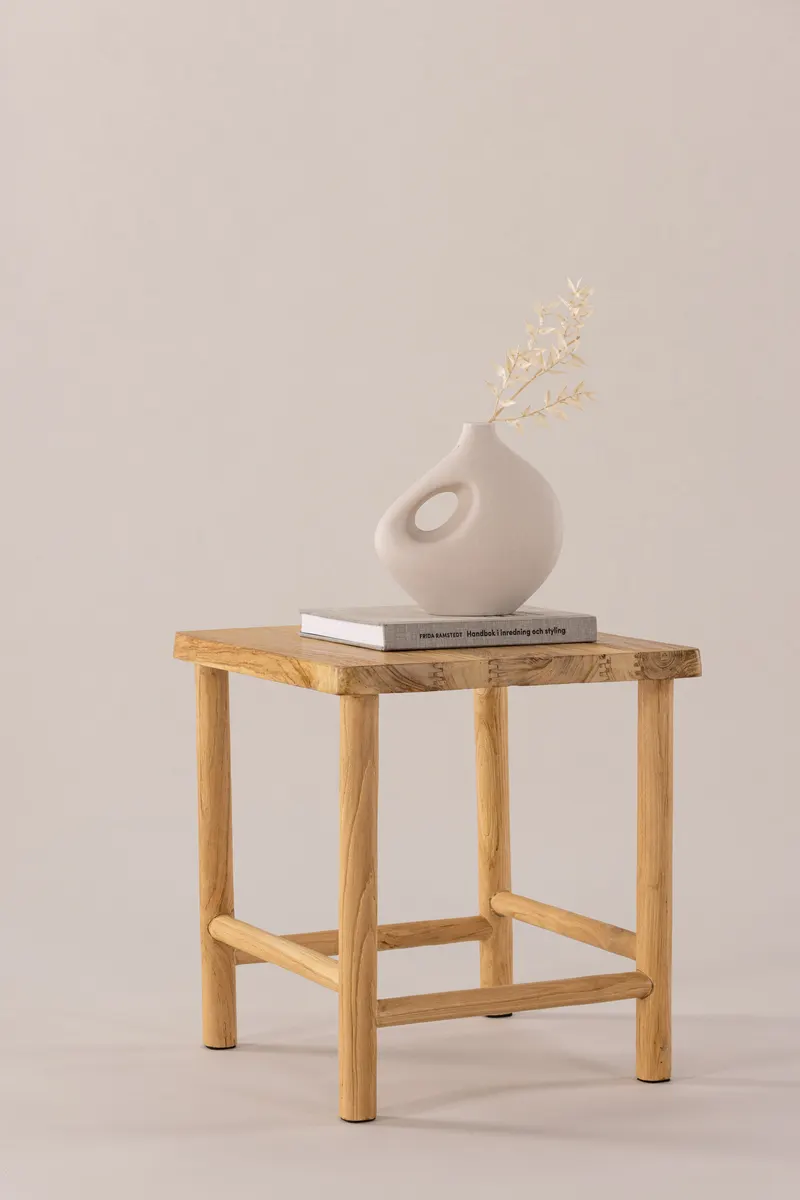 Noster Hocker aus Teak mit Fußstreben, im Wohnraum, Ansicht 1