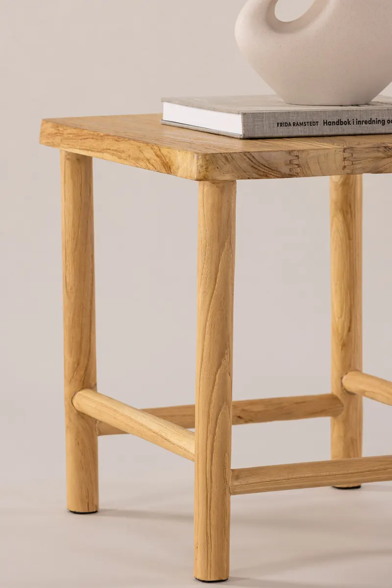 Noster Hocker aus Teak mit Fußstreben, im Wohnraum, Ansicht 3