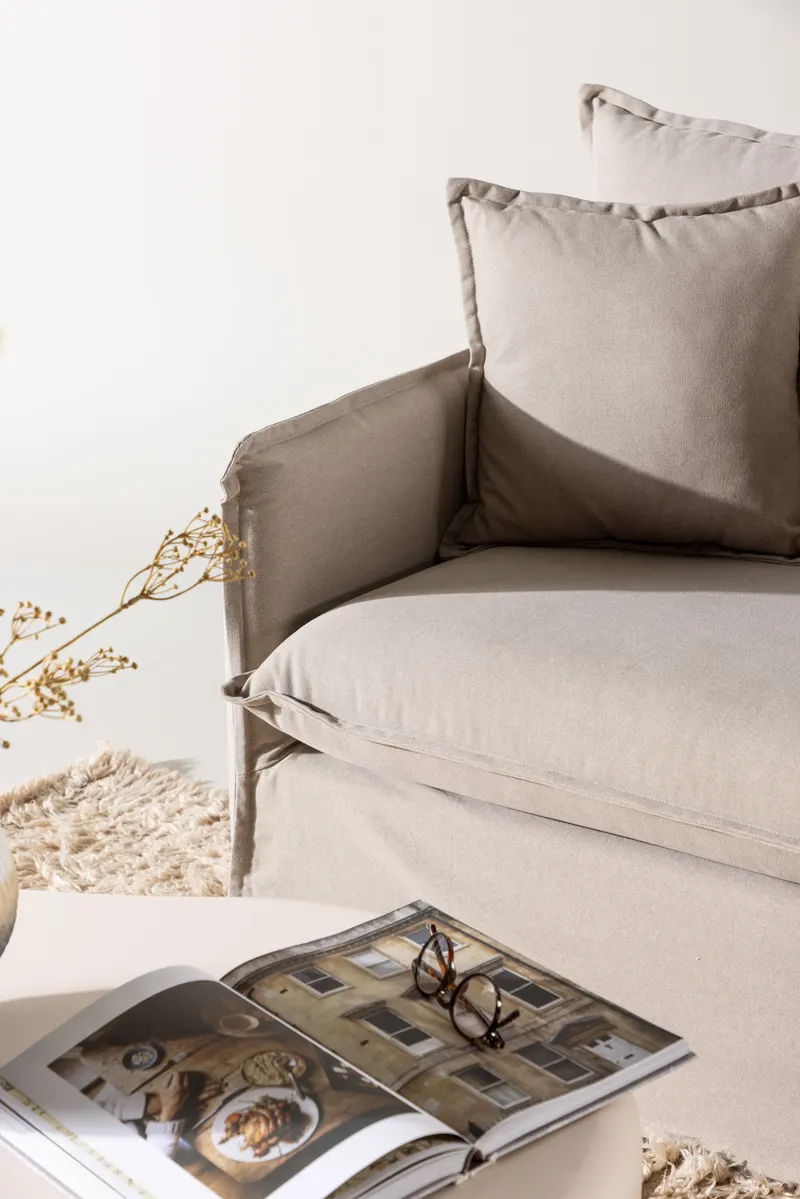 Nova 3-Sitzer-Sofa mit abnehmbarem Bezug in Braun, Gestell Schwarz, im Wohnraum, Ansicht 2
