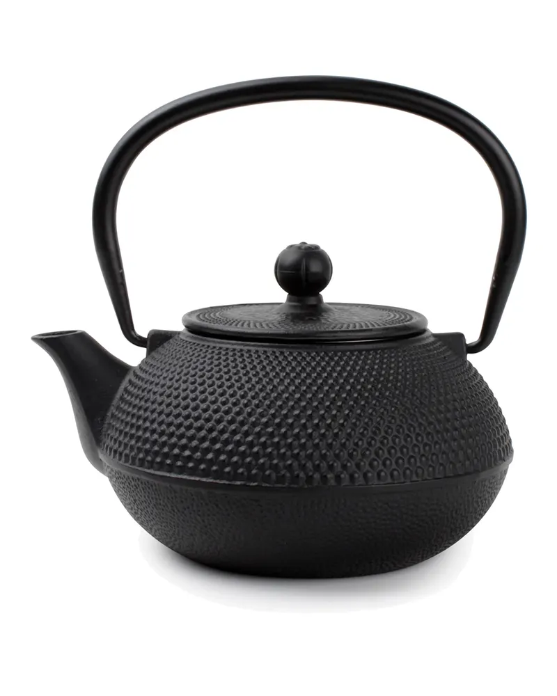 O-Tea Teekanne aus schwarzem Gusseisen mit Teesieb