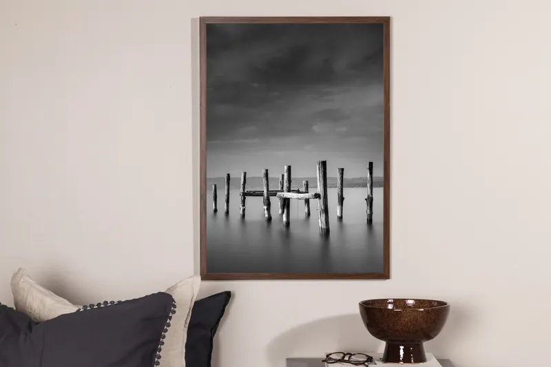Ocean Poster mit Holzpfählen im Meer in 30 × 21 cm, im Wohnraum, Ansicht 2