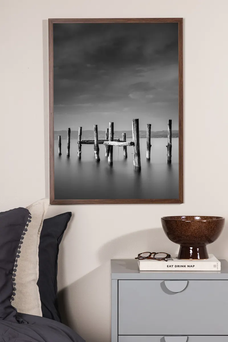 Ocean Poster mit Holzpfählen im Meer in 100 × 70 cm, im Wohnraum, Ansicht 1