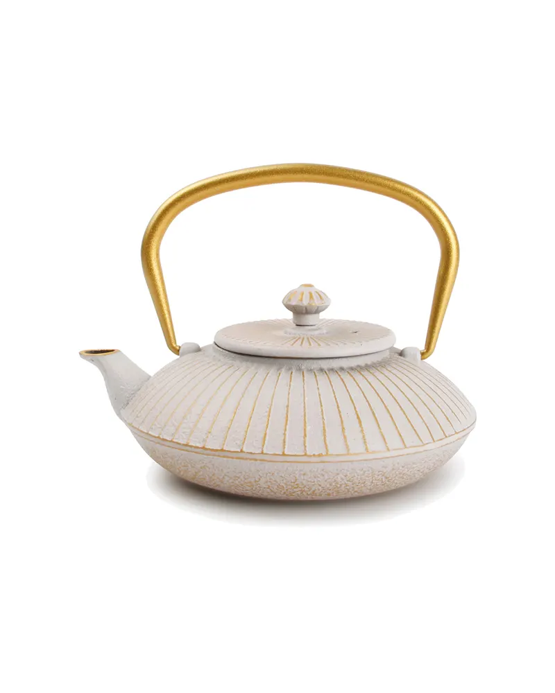 Ocha Teekanne aus Gusseisen mit goldfarbenem Henkel