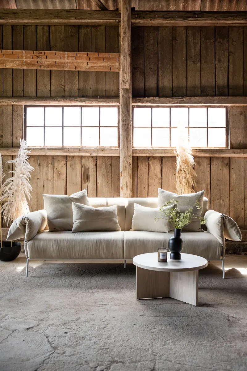 Öckerö Sofa in Leinenoptik auf weißen Stahlbeinen, im Wohnraum, Ansicht 1